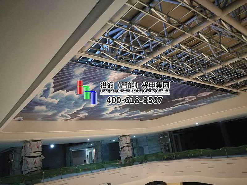 洪海LED天幕在临沂齐鲁园广场正安装施工！