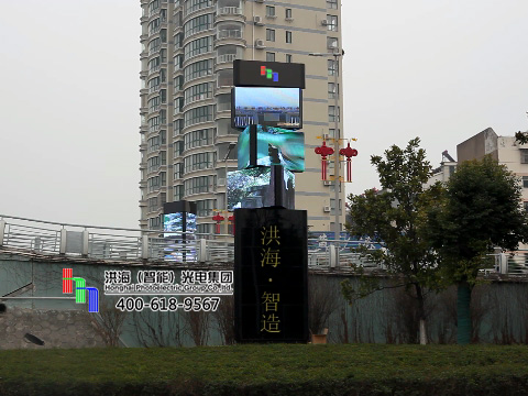 江苏盐城LED旋转魔方柱屏安装调试完成!
