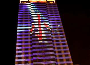 洪海展示机甲LED玻璃幕墙屏在楼体亮化工程中有何优势？