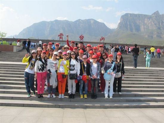 洪海led三面翻显示屏公司优秀员工云台山合影