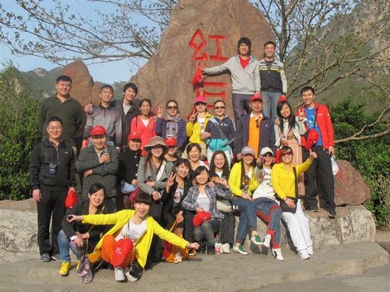 洪海led三面翻显示屏公司红石峡优秀员工合影