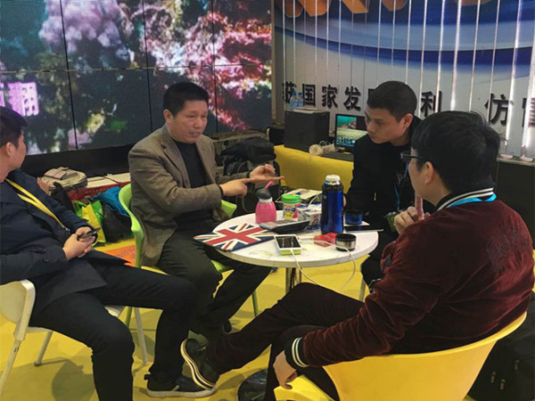 总工程师史洪海在展会现场和客户洽谈 总工程师史洪海在展会现场和客户洽谈