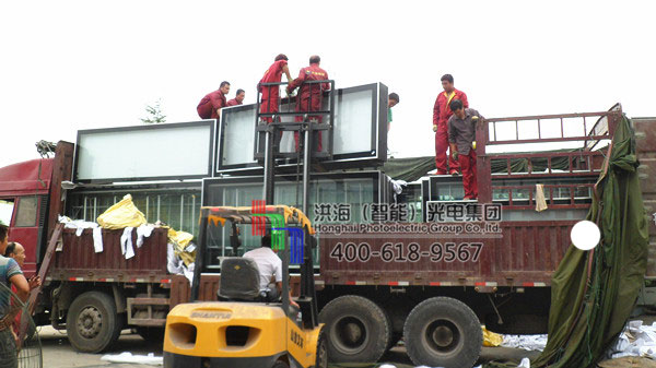 安徽亳州滚动灯箱装车