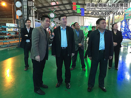 市委领导参观洪海LED天幕车间